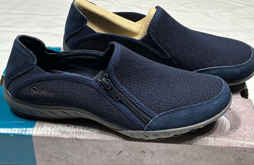 Skechers slip on, Breathe Easy, Quiet-tude, navy, walking shoes size 8.5